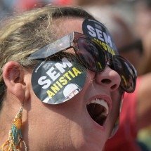 Com bandeiras e charanga, centenas gritam 'sem anistia' em manifestação em Berlim