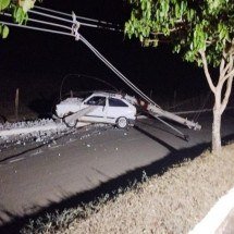 Motorista bate e derruba poste deixando duas cidades sem energia