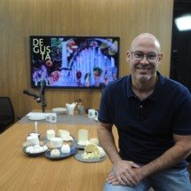 Italiano preserva a tradição da muçarela de búfala fresca no interior de MG
