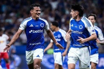O Cruzeiro não fez um bom primeiro tempo, porém deu a volta por cima, subiu de produção na etapa final e bateu o Bragantino por 2 a 1, de virada, no Mineirão, pelo Brasileirão. Foto: Gustavo Aleixo/Cruzeiro -  (crédito: Gustavo Aleixo/Cruzeiro)