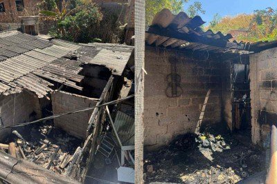 Incêndio no bairro Santa Tereza, em Belo Horizonte, deixa uma pessoa ferida  -  (crédito: Divulgação/CBMMG)