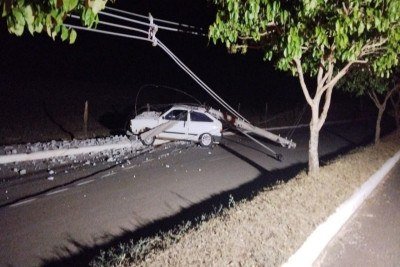Motorista não se feriu, mesmo depois da forte batida que derrubou um poste -  (crédito: CBMMG)