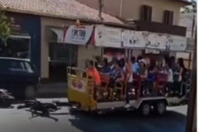 Turísticas ficaram assustados quando o trenzinho começou a descer, de ré, pela rua -  (crédito: Redes sociais)