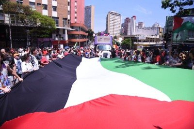 Manifestantes carregam bandeira gigante da Palestina em BH
 -  (crédito: Gladyston Rodrigues/EM/D.A Press)