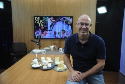 'Na nossa região, o hábito de consumir muçarela de búfala fresca, de alguma forma, é muito parecido com o hábito de comer pão fresco', explica o produtor de queijos Vincenzo Santaniello -  (crédito: Alexandre Guzanshe/EM/D.A Press)