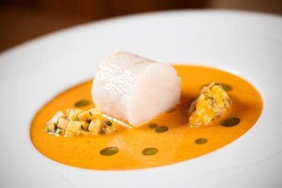Robalo no vapor com curry e tartare de banana -  (crédito: Victor Schwaner/Divulgação)