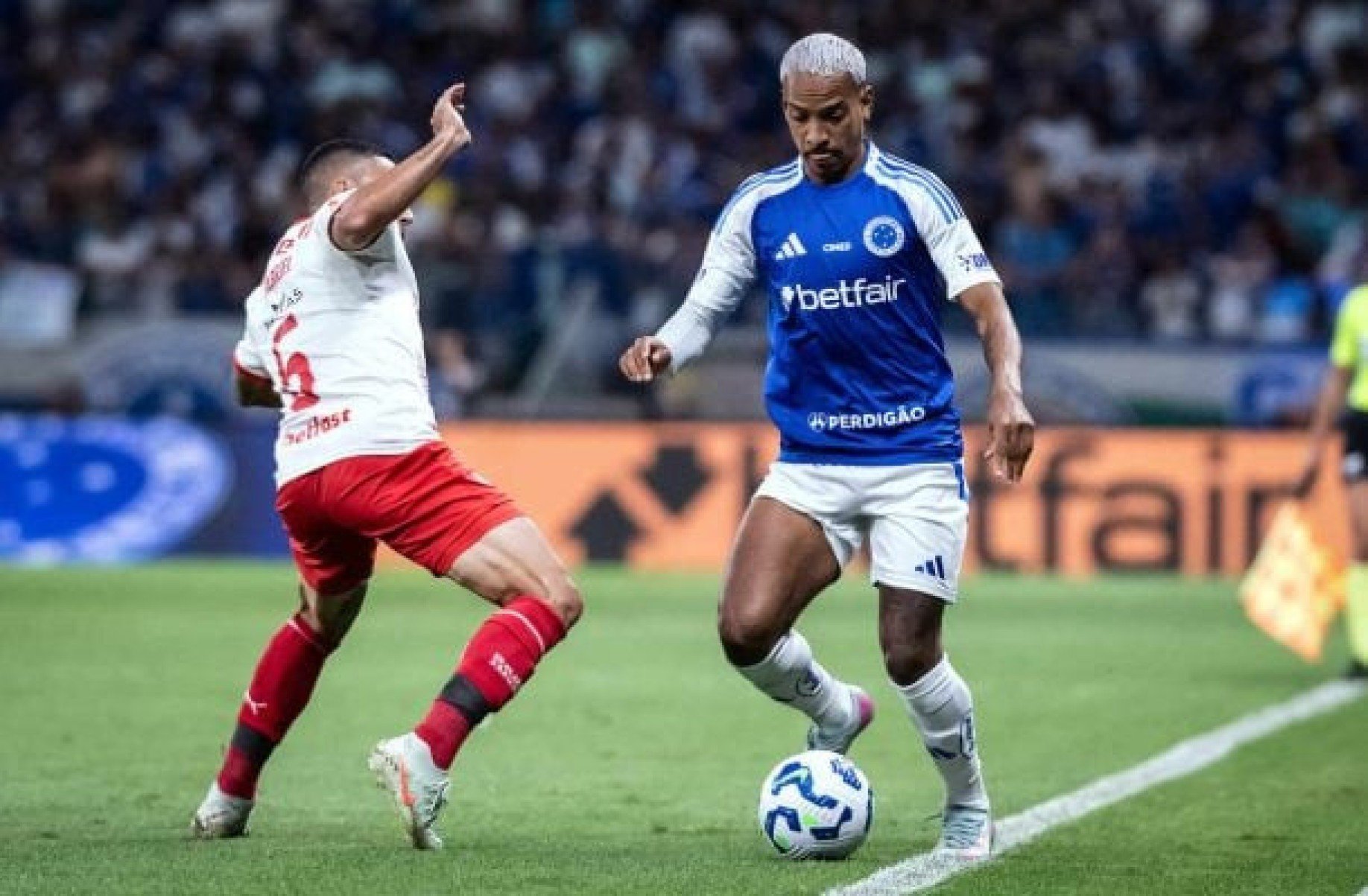 Cruzeiro bate o Bragantino, de virada, e cola no Flamengo na briga pela ponta