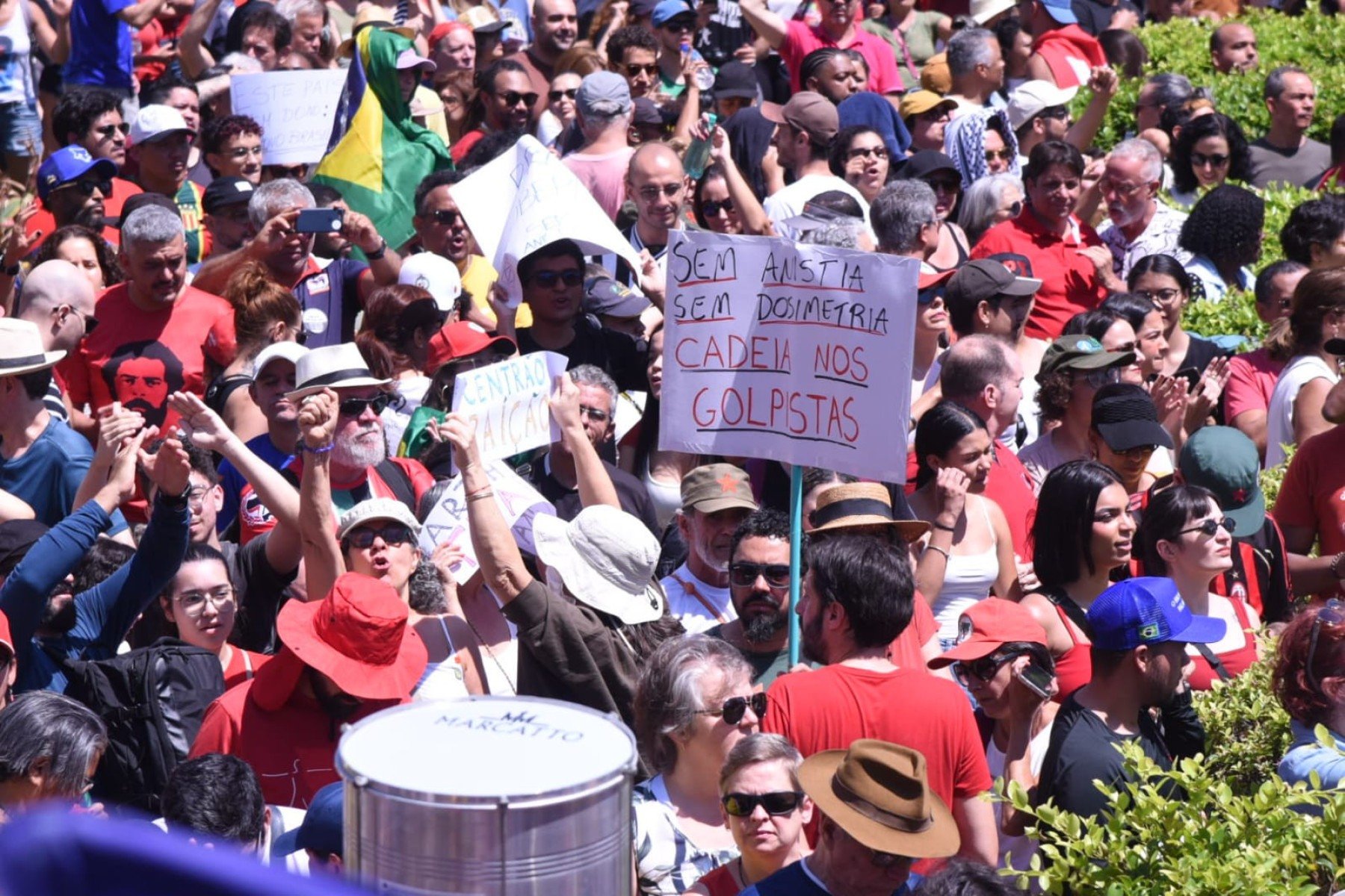 Manifestantes fazem protesto conta a PEC da Blindagem em BH neste domingo (21)-Gladyston Rodrigues/EM/D.A Press