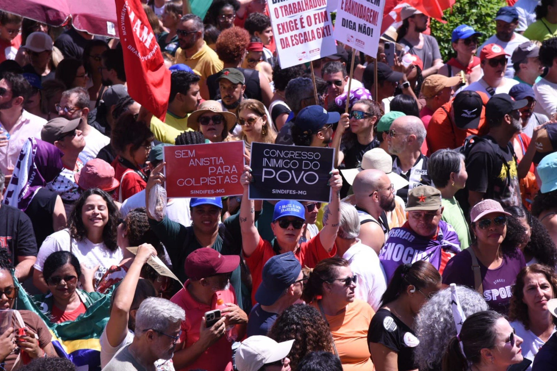 Manifestantes fazem protesto conta a PEC da Blindagem em BH neste domingo (21)-Gladyston Rodrigues/EM/D.A Press