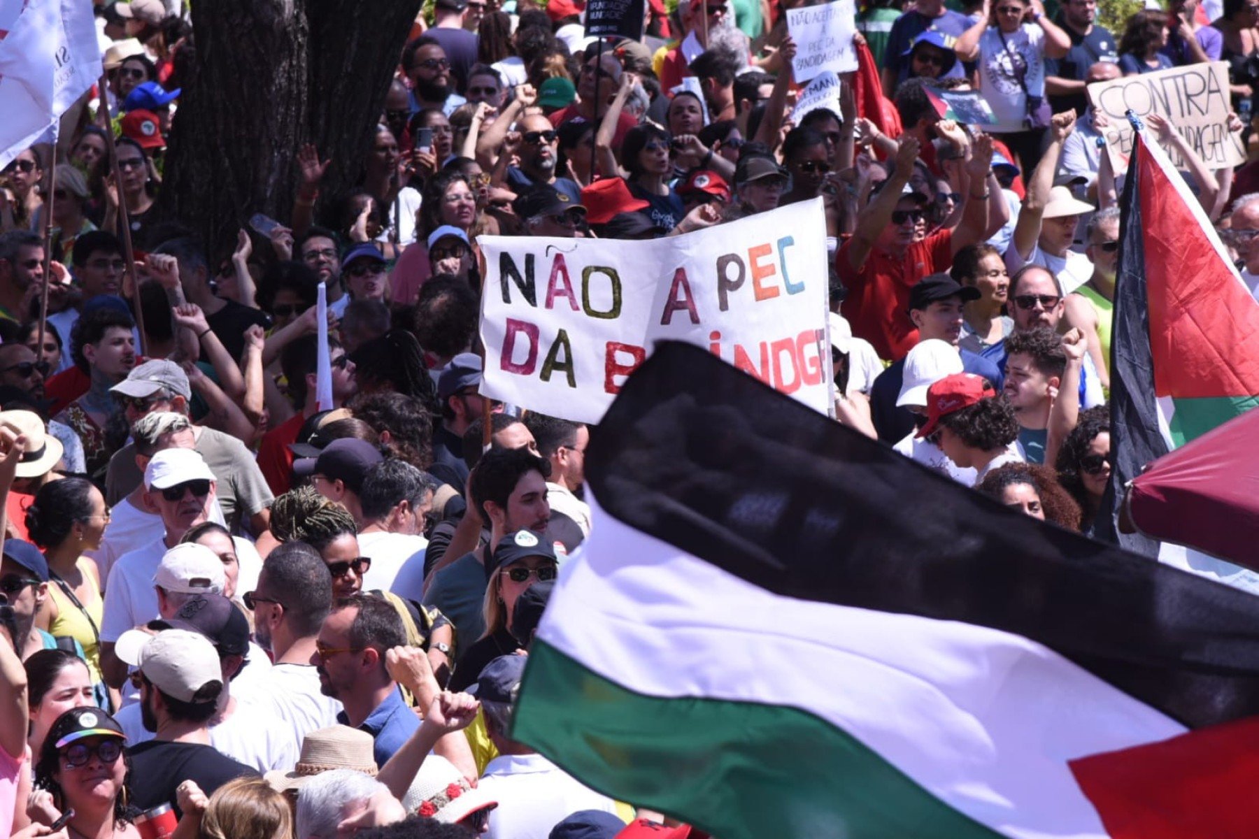Manifestantes fazem protesto conta a PEC da Blindagem em BH neste domingo (21)-Gladyston Rodrigues/EM/D.A Press