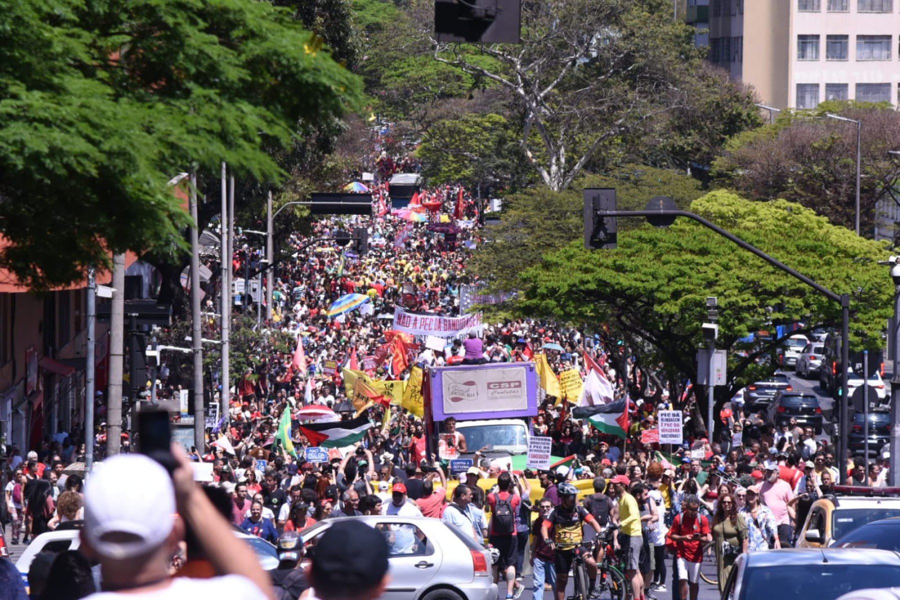 Manifestação contra a PEC da Blindagem começou na Praça Raul Soares e seguiu até a Praça da Estação-Gladyston Rodrigues/EM/D.A Press