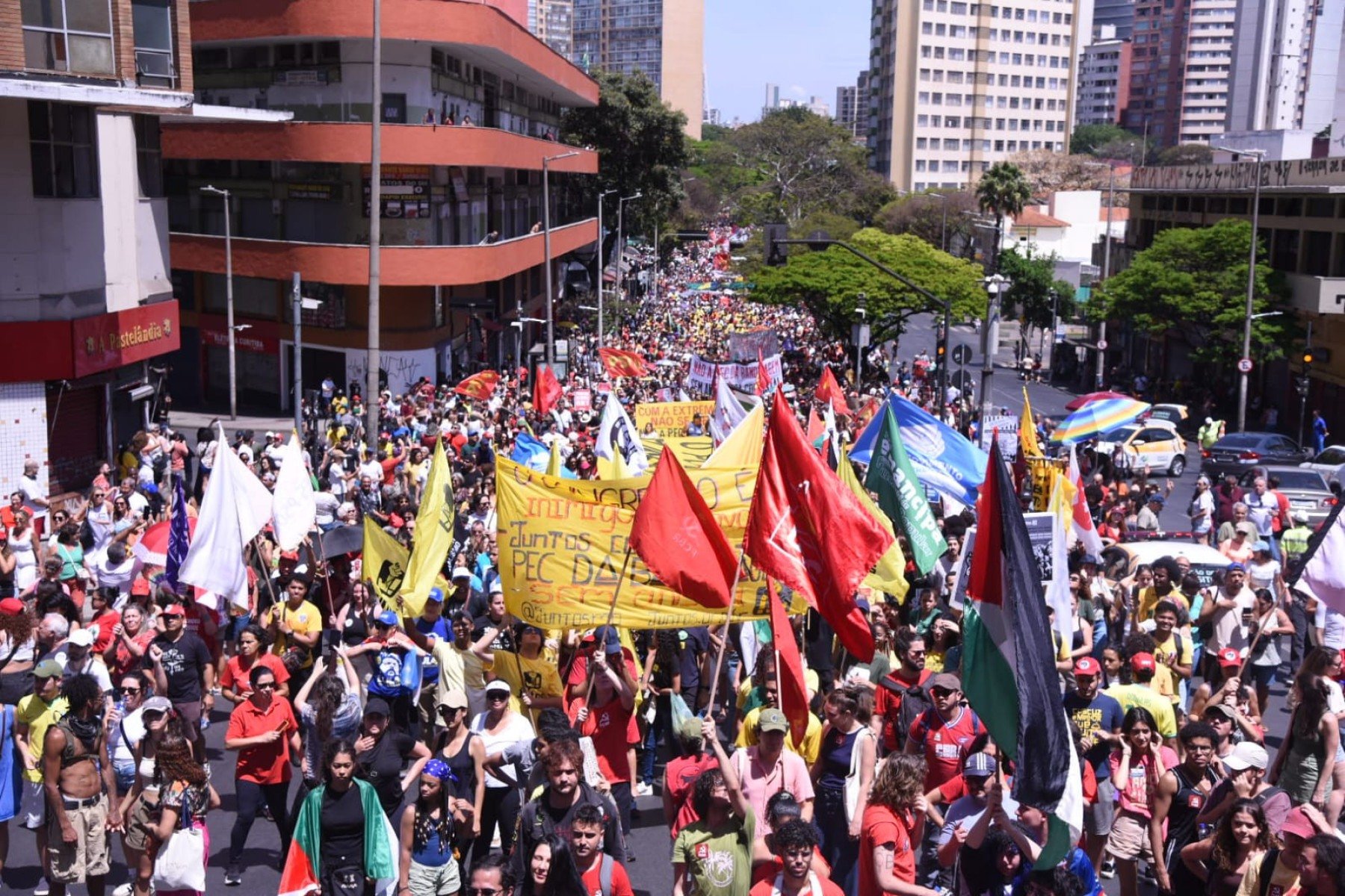 Milhares de manifestantes ocuparam a Praça Raul Soares, em Belo Horizonte, neste domingo (21/9), em ato contra a chamada 