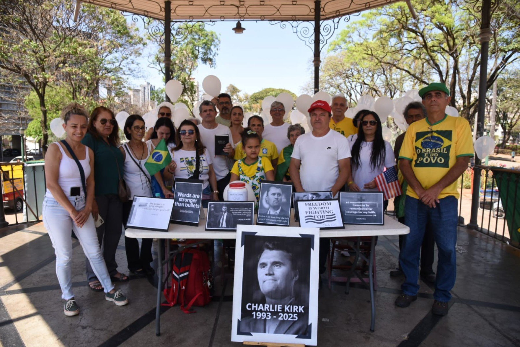 Ato em homenagem à Charlie Kirk ocorre na Praça da Liberdade, em BH, em paralelo ao funeral do influenciador nos Estados Unidos
