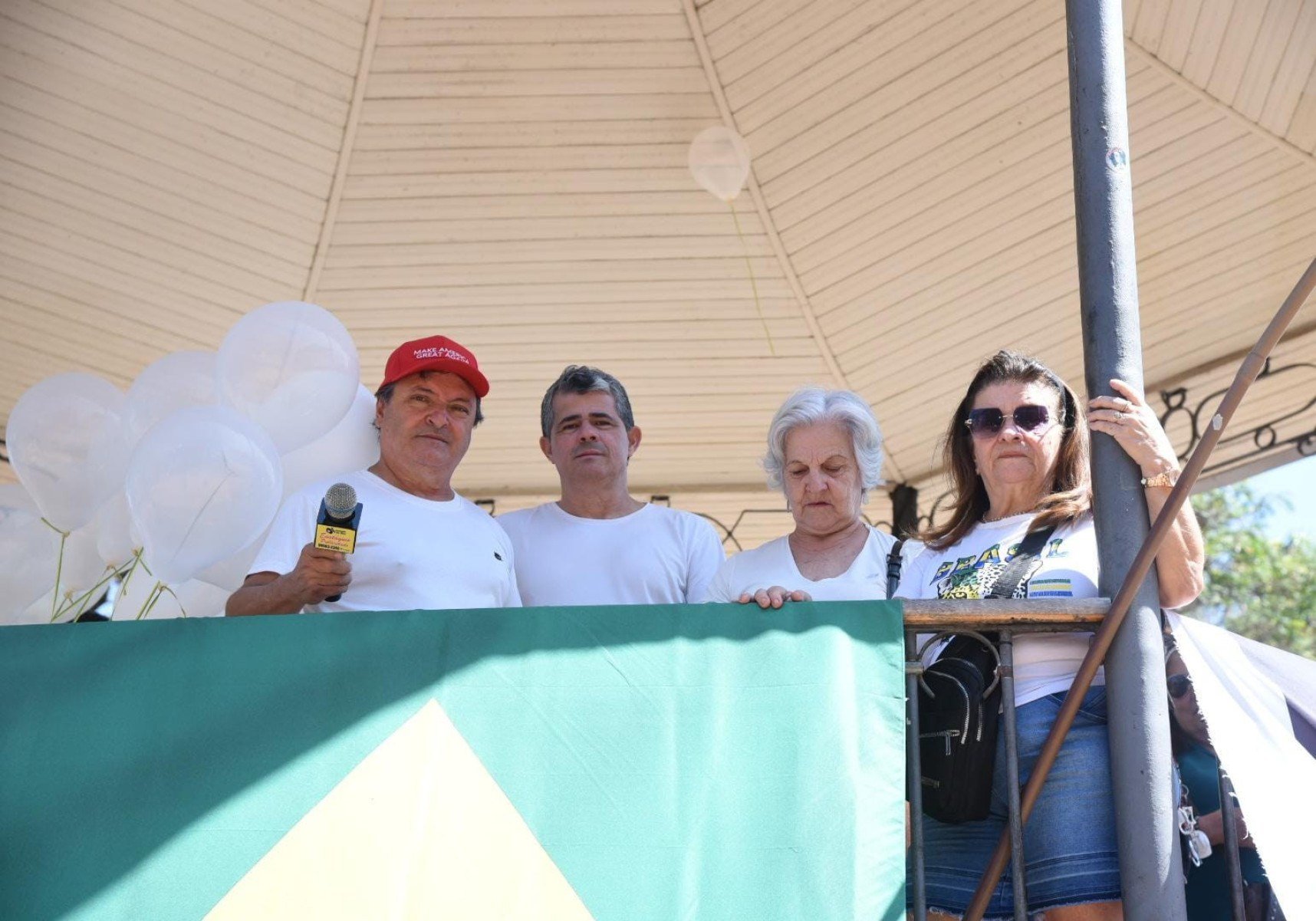 Ato em homenagem ao ativista de direita Charlie Kirk. Na foto, de boné vermelho, o administrador José Antônio do Nascimento