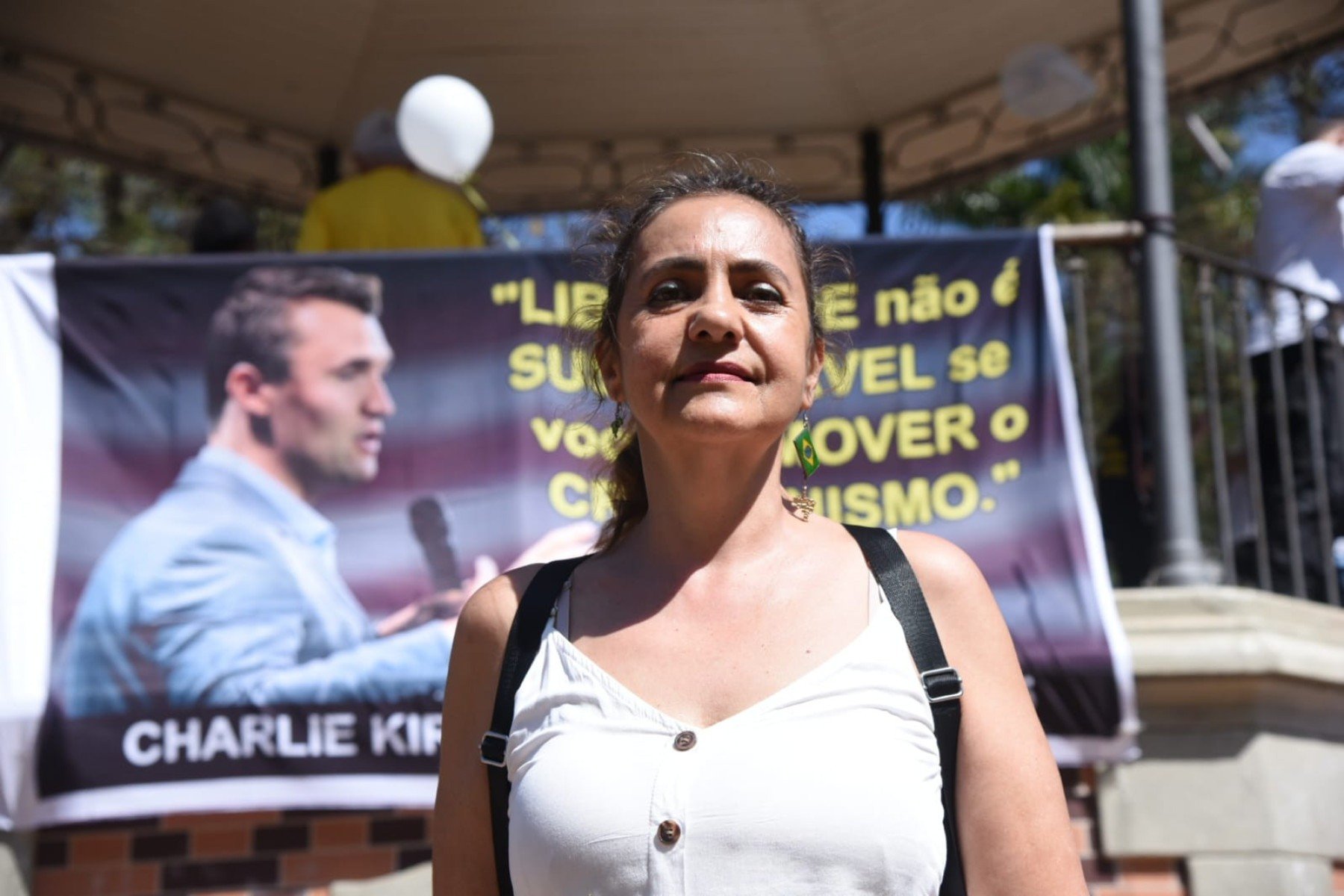 A psicóloga Regina Magalhães compareceu ao ato em homenagem à Charlie Kirk
