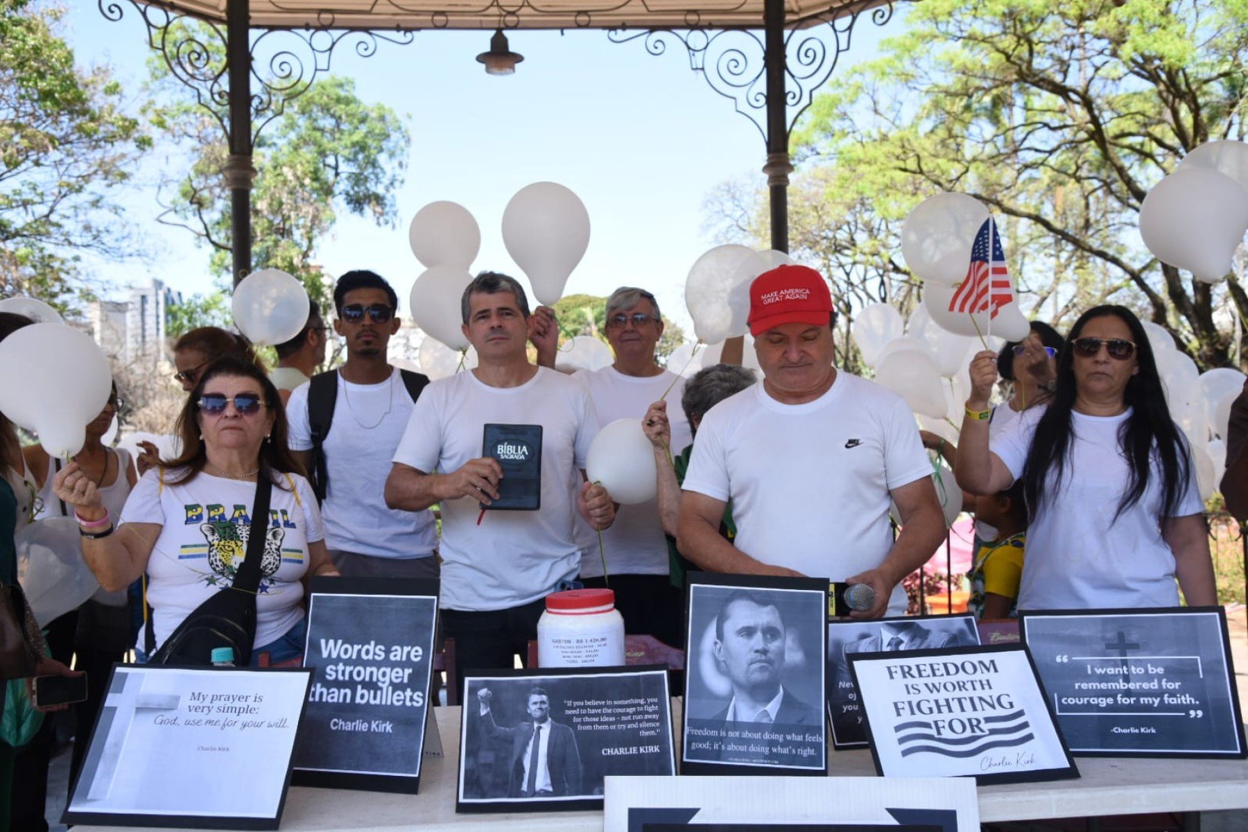 Para os participantes, a homenagem é uma forma de se unir simbolicamente ao funeral nos Estados Unidos
