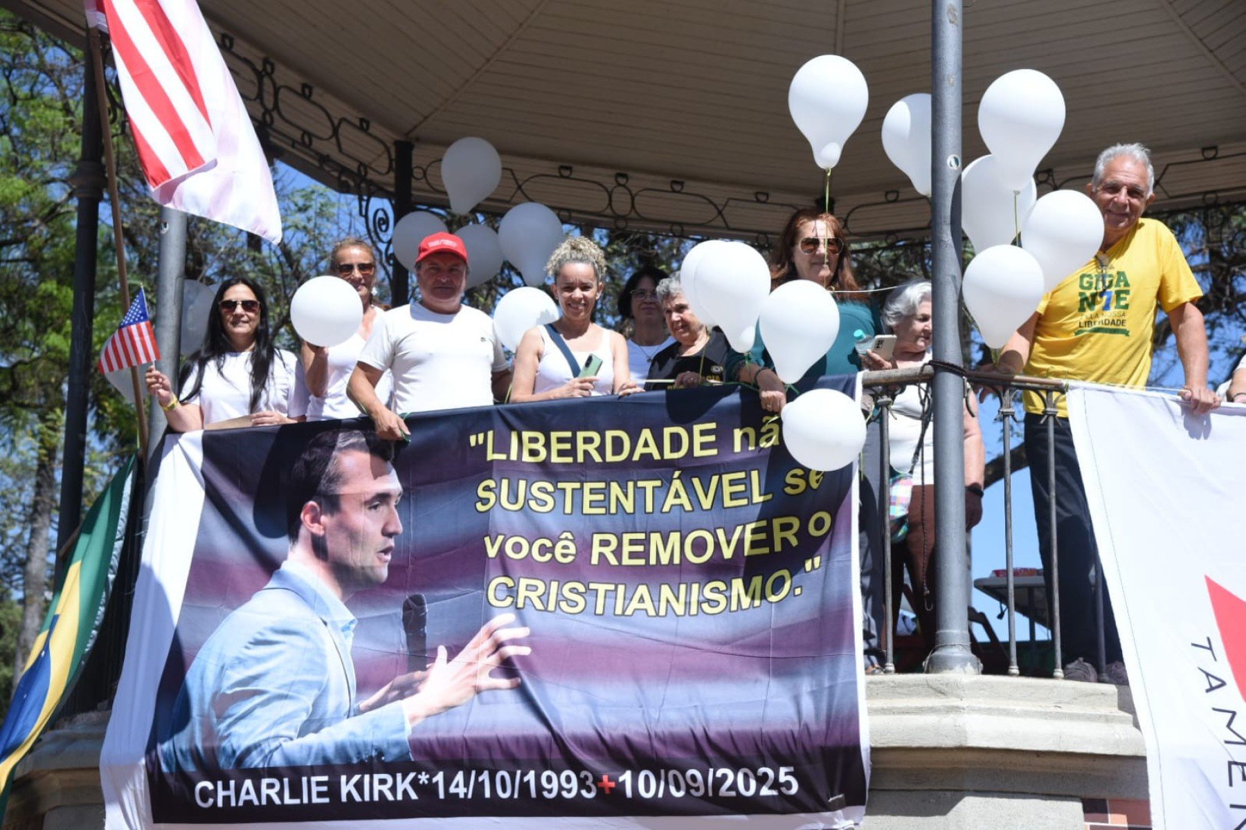 Ato em homenagem à Charlie Kirk ocorre na Praça da Liberdade, em BH, em paralelo ao funeral do influenciador nos Estados Unidos
