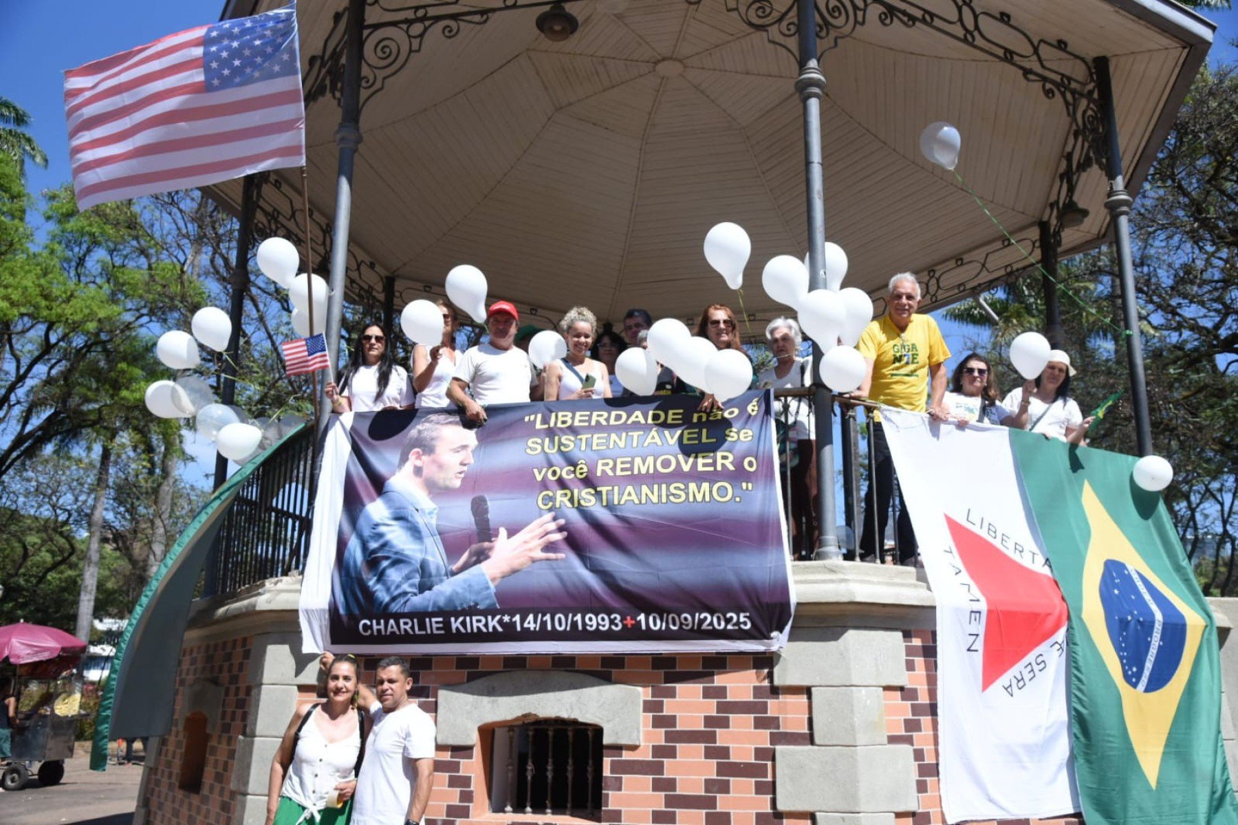 Ato em homenagem à Charlie Kirk ocorre na Praça da Liberdade, em BH, em paralelo ao funeral do influenciador nos Estados Unidos
