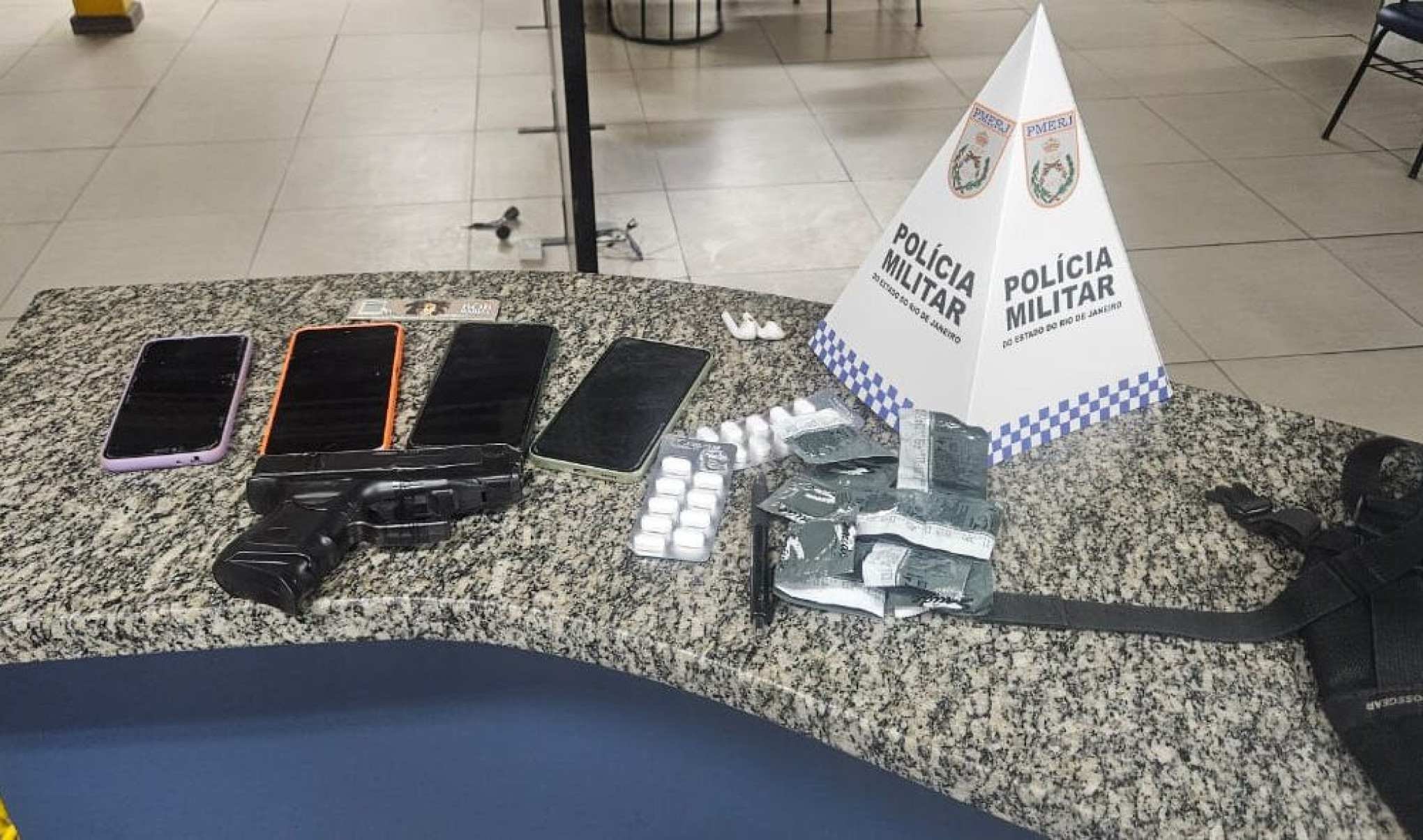Homens sequestram van de passageiros para roubar celulares