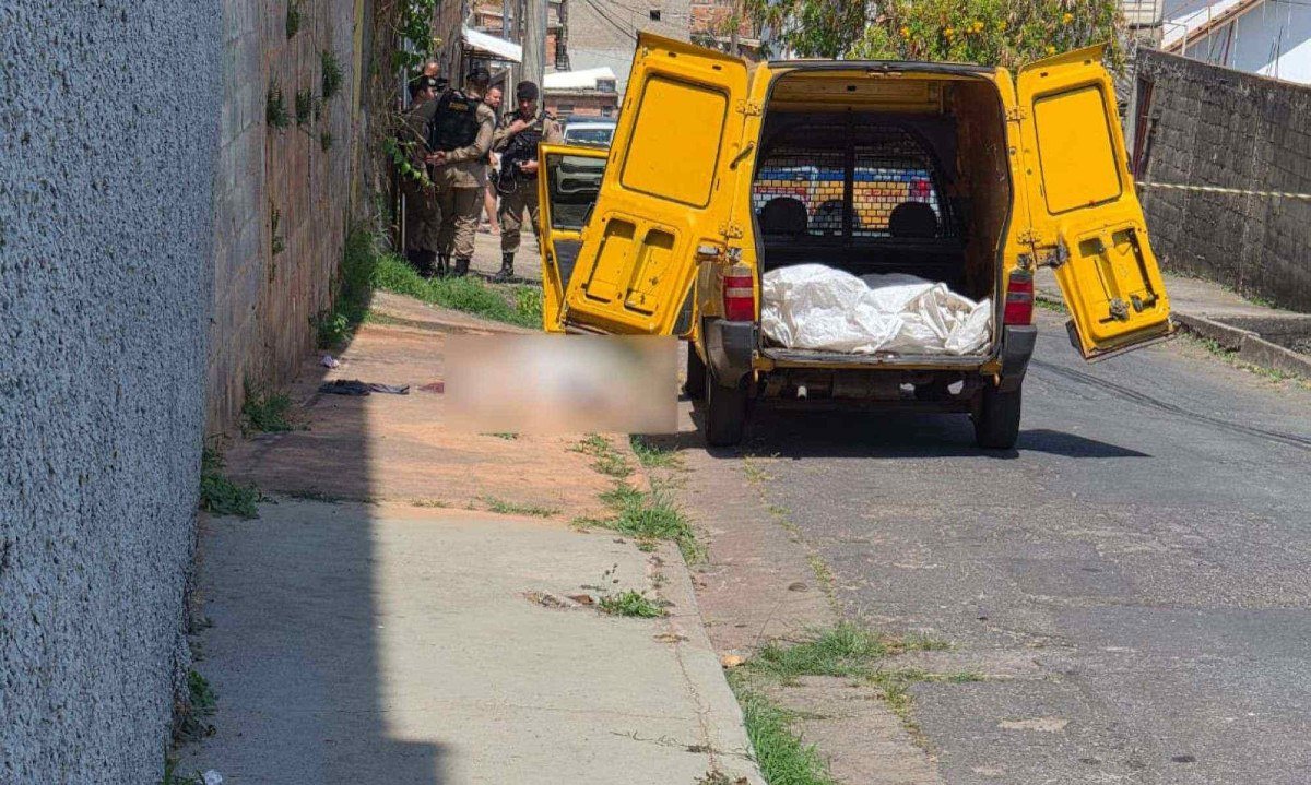 Polícia Militar cercou o local do crime contra advogada em BH; corpo ficou coberto na calçada