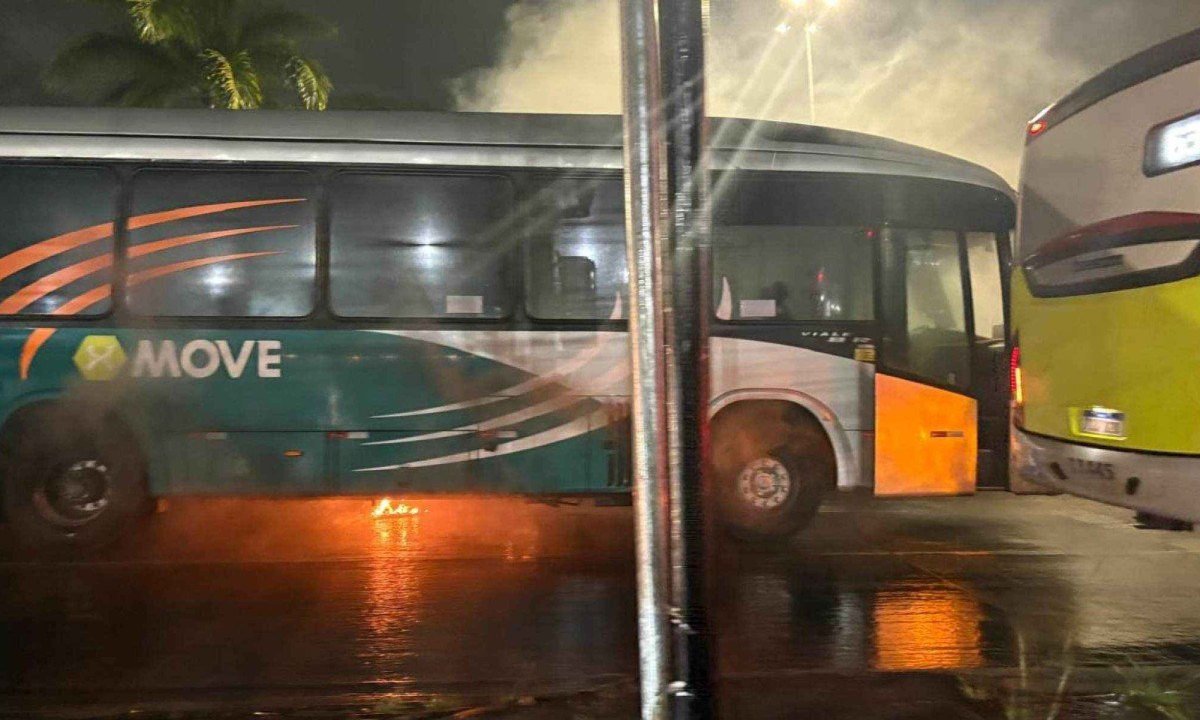 Veículo interditou uma das faixas exclusivas para o Move na Av. Antônio Carlos