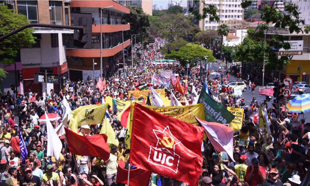 Manifestação contra projeto da anistia e a PEC da Blindagem levou milhares de pessoas às ruas de BH (MG); nesta imagem, protesto lota Avenida Amazona, sentido Praça Raul Soares - Praça Sete - (crédito: Gladyston Rodrigues/EM/DA Press) Manifestação contra projeto da anistia e a PEC da Blindagem levou milhares de pessoas às ruas de BH (MG); nesta imagem, protesto lota Avenida Amazona, sentido Praça Raul Soares - Praça Sete - (crédito: Gladyston Rodrigues/EM/DA Press)
