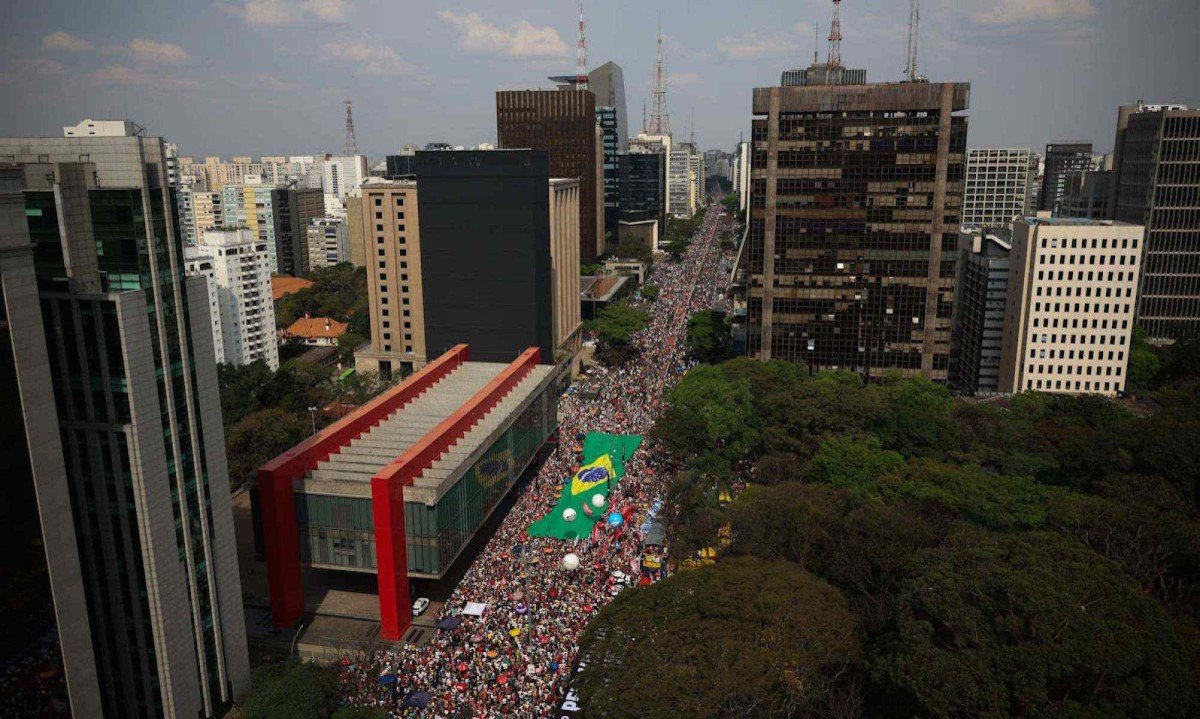Manifestantes abrem bandeira do Brasil em protesto na avenida Paulista,em São Paulo, contra a PEC da Blindagem e à proposta de anistia aos condenados no 8 de Janeiro