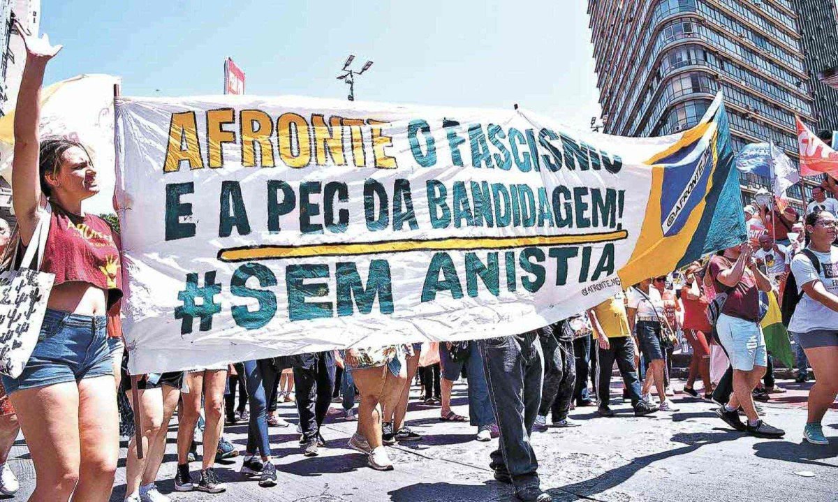 Em Brasília, a Esplanada dos Ministérios foi tomada por milhares que marcharam até o Congresso. Salvador, Belo Horizonte, Porto Alegre, Recife e Belém completaram o mapa das mobilizações
 -  (crédito: Gladyston Rodrigues/EM/D.A Press)