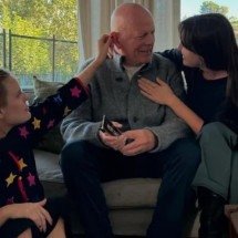 Esposa de Bruce Willis sai de casa, fãs reclamam e filhas postam foto rara com ator - Reprodução Instagram Tallulah Willis