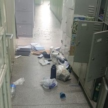 Centro de Saúde do Bairro Paraúna, na Região de Venda Nova, foi invadido. O local foi revirado -  (crédito: Redes sociais/Reprodução)