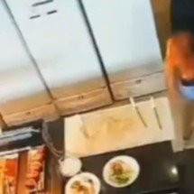 Chama atinge cabelo de cliente em restaurante de BH  - Reprodução/Redes