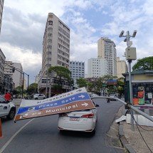 Placa de sinalização cai em cima de táxi no Centro de BH - Alexandre Guzanshe/EM/D.A. Press