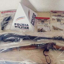 Homem é preso com arsenal de armas e munições em zona rural de Minas - PMMG/Divulgação