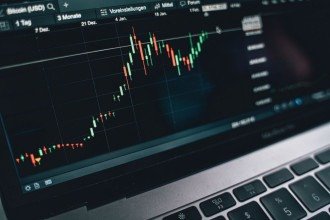 Corretora FP Markets completa 20 anos e reforça liderança global em CFDs