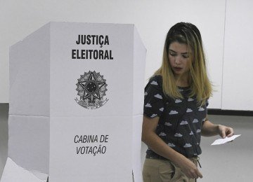 Eleitora sai da cabine de votação no Distrito Federal; imagem meramente ilustrativa -  (crédito:  Edilson Rodrigues/Agência Senado)