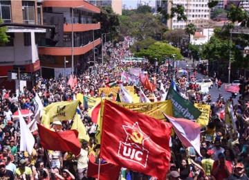 Manifestação contra projeto da anistia e a PEC da Blindagem levou milhares de pessoas às ruas de BH (MG); nesta imagem, protesto lota Avenida Amazona, sentido Praça Raul Soares - Praça Sete  -  (crédito: Gladyston Rodrigues/EM/DA Press)