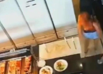 A mulher foi atingida por uma labareda de fogo e ficou com os cabelos em chamas -  (crédito: Reprodução/Redes)