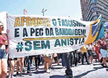 Em Brasília, a Esplanada dos Ministérios foi tomada por milhares que marcharam até o Congresso. Salvador, Belo Horizonte, Porto Alegre, Recife e Belém completaram o mapa das mobilizações
 -  (crédito: Gladyston Rodrigues/EM/D.A Press)