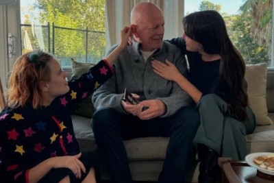 Tallulah Willis, uma das filhas de Bruce Willis, postou no Instagram uma foto em que aparece com o pai e a irmã Scout. Ultimamente, são raras as fotos desse tipo, já que a demência do ator se agravou. Na foto, elas acarinham o pai, algo que reforça a declaração de Emma Heming, esposa de Bruce, sobre o apoio da família ao astro americano.  -  (crédito: Reprodução Instagram Tallulah Willis)