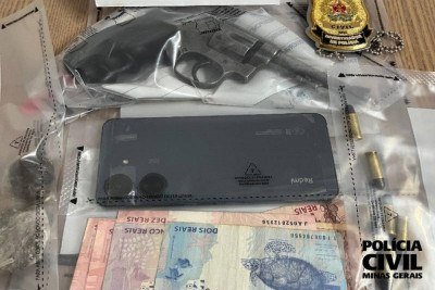 Arma, dinheiro e celular apreendido com um dos adolescentes presos -  (crédito: PCMG)