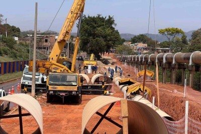 Canteiro de obras para implantação de nova adutora da Copasa em Mário Campos -  (crédito: Edésio Ferreira/Em/D.A Press)