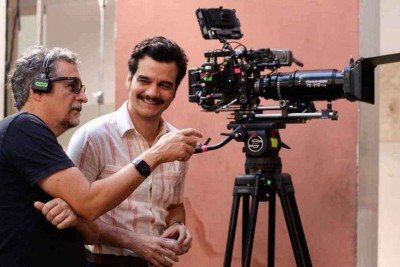 kleber mendonça filho e wagner moura no set de filmagens de 'o agente secreto'; diretor afirma que o ator baiano tem 'qualidade de estrela' -  (crédito: Iaura Castor/Divulgação)