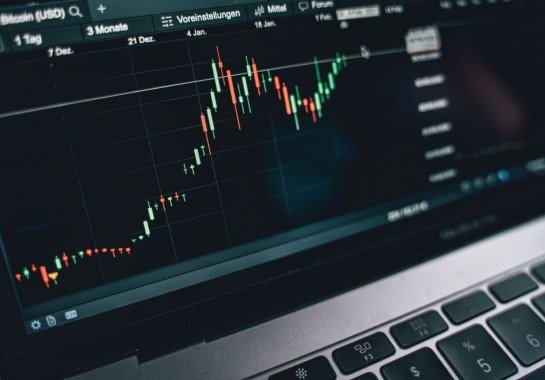 Corretora FP Markets completa 20 anos e reforça liderança global em CFDs