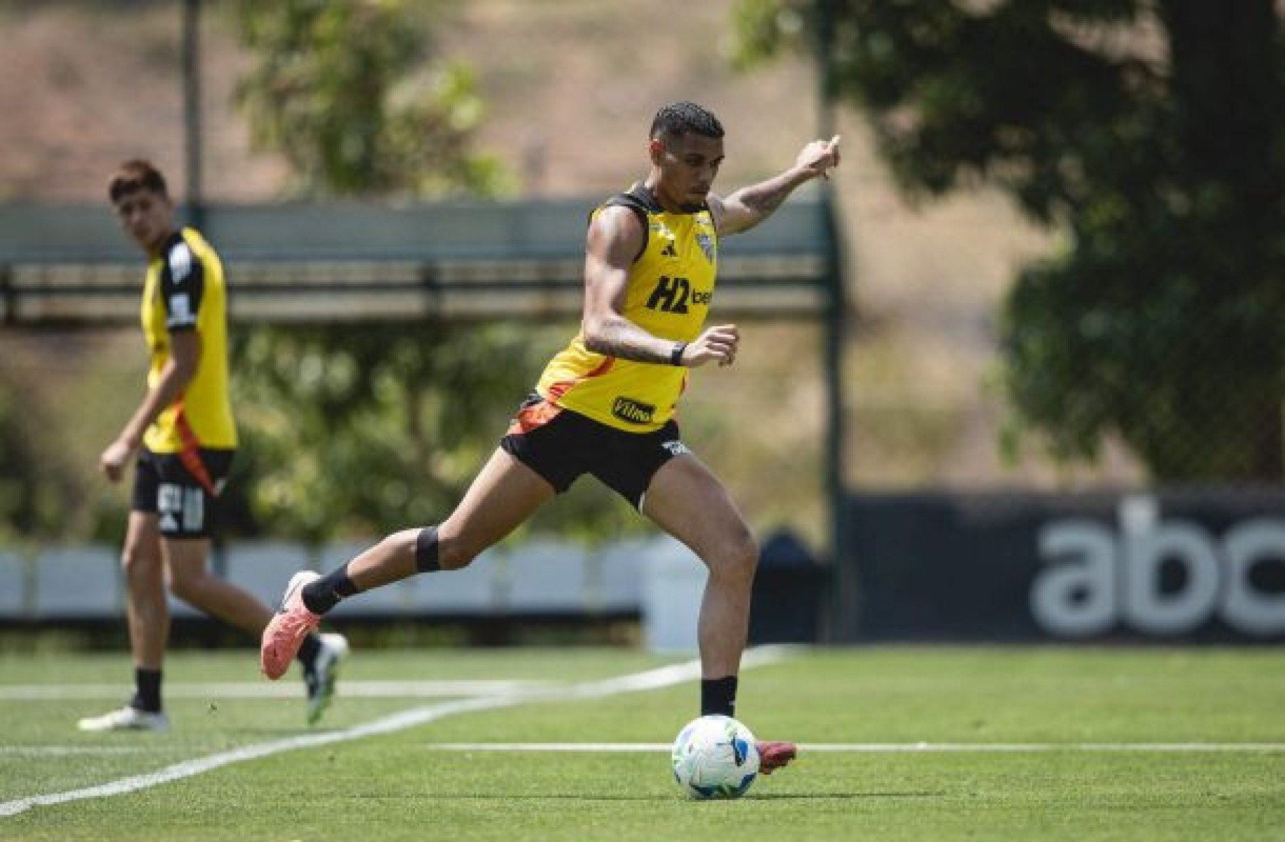 Ruan Tressoldi treina pela primeira vez com o grupo no Atlético e vira opção para Sampaoli