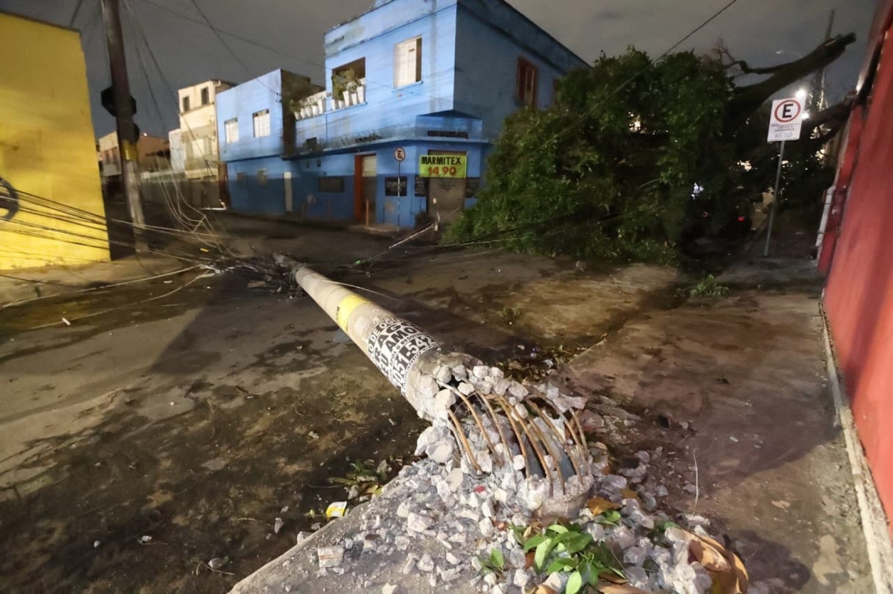 Queda de árvore de grande porte na Rua Manhumirim, no Bairro Carlos Prates, atingiu um carro e danificou a rede elétrica, deixando moradores sem luz-Marcos Vieira/EM/D.A.Press