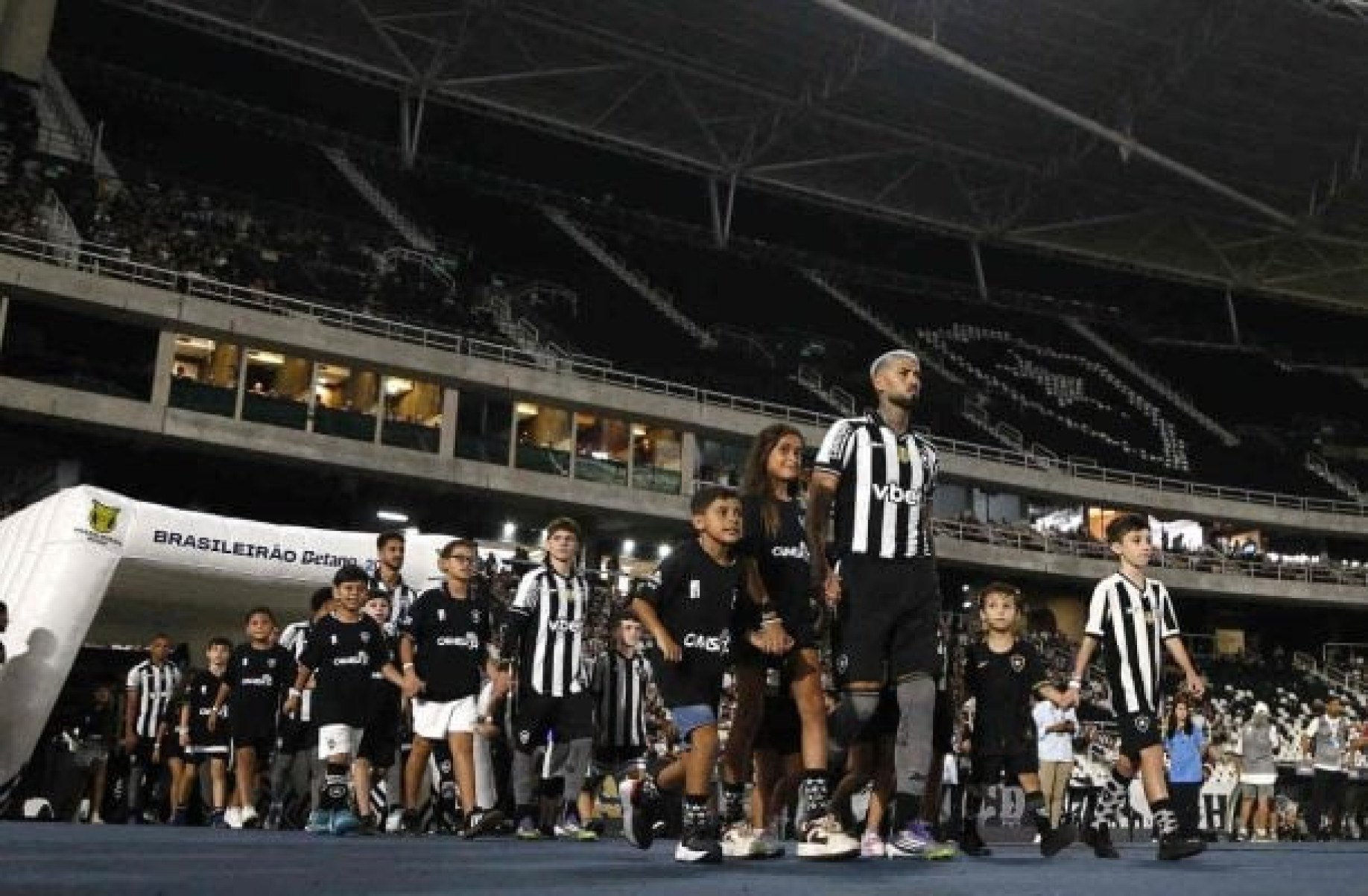Botafogo disputa prêmio de clube do ano na Bola de Ouro; Textor estará presente