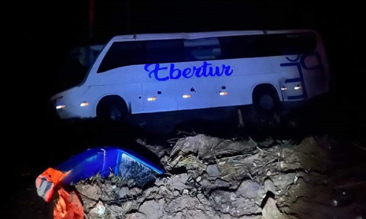 Ônibus rolou uma ribanceira de cerca de 30 metros