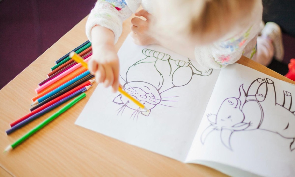 Criança colore desenhos de animais em livro só de ilustrações, destacando como esse tipo de lazer está ganhando cada vez mais espaço entre os pequenos, sendo atividade importante para a qualidade da saúde mental - (crédito: Freepik) Criança colore desenhos de animais em livro só de ilustrações, destacando como esse tipo de lazer está ganhando cada vez mais espaço entre os pequenos, sendo atividade importante para a qualidade da saúde mental - (crédito: Freepik)