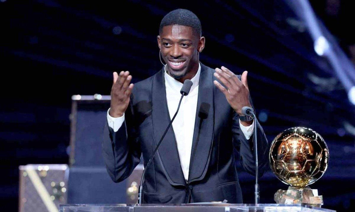 Atacante Dembélé, do Paris Saint-Germain, recebeu a Bola de Ouro da revista France Football como o melhor jogador do mundo, na segunda-feira (22) -  (crédito: Franck FIFE / AFP)