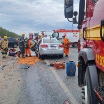 Acidente grave entre três veículos interdita BR-251 no Norte de Minas - CBMMG/Reprodução